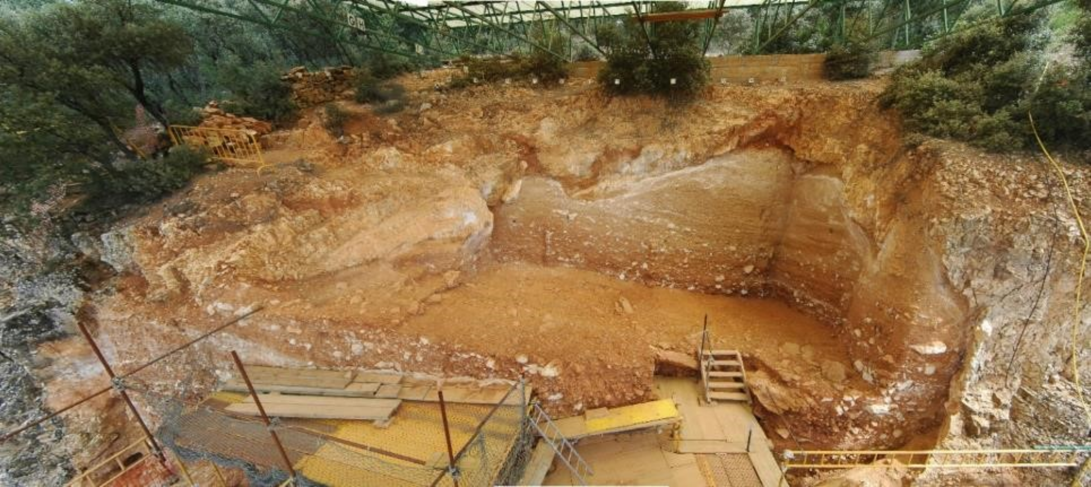 Vista general de Gran Dolina durante la excavación de TD10.2/ Arteaga-Brieba et al
