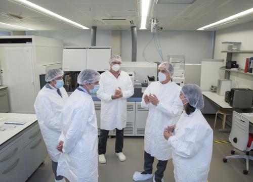 Pedro Duque en el Laboratorio de Series de Uranio. CENIEH/Susana Santamaría