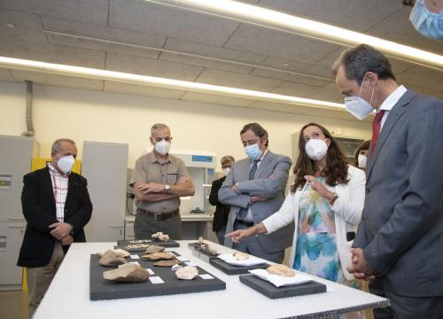 Pedro Duque at Conservation & Restauration laboratory. CENIEH/Susana Santamaría