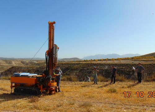 erforación mecánica realizada por encima del yacimiento arqueo-paleontológico de Barranco León (Orce, Granada) /Mathieu Duval