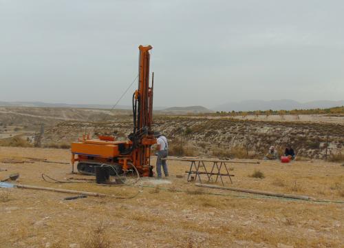 Perforación mecánica realizada por encima del yacimiento arqueo-paleontológico de Barranco León (Orce, Granada) /Mathieu Duval