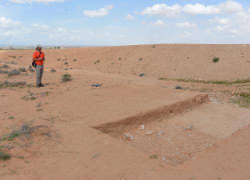 Alfonso Benito utilizando drones en la Meseta Atlásica/ M.G:Chacón (IPHES)