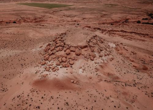 Foto aérea del cerro testigo de Gara Soultana, en la margen derecha del valle del río El Haï/Alfonso Benito Calvo