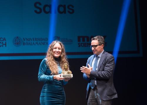 Nohemi Sala recibido el premio de manos del rector de Salamanca/Muy Interessante