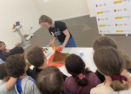 Davinia Moreno en un taller de la I edición de Mi Primer Geolodía/UCC+I CENIEH