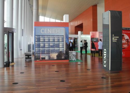 El presidente de Castilla y León visita el stand del CENIEH en ARPA