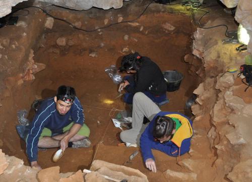 En busca de los secretos de la Cueva de Guantes