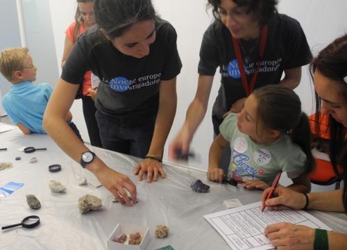 Cerca de un millar de personas participan en la V Noche de los Investigadores de Burgos