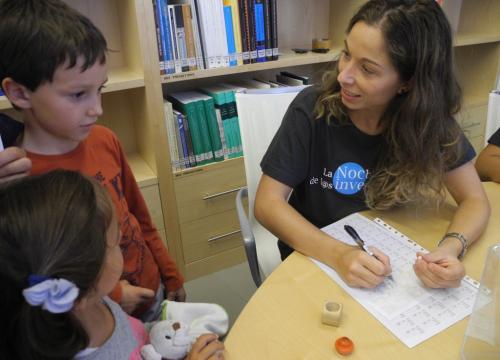 Cerca de un millar de personas participan en la V Noche de los Investigadores de Burgos