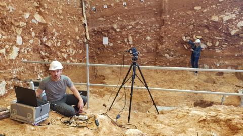 Data acquisition using a hyperspectral camera at level TD10 of Gran Dolina (Atapuerca) / Alfonso Benito-Calvo