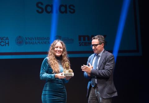 Nohemi Sala recibido el premio de manos del rector de Salamanca/Muy Interessante