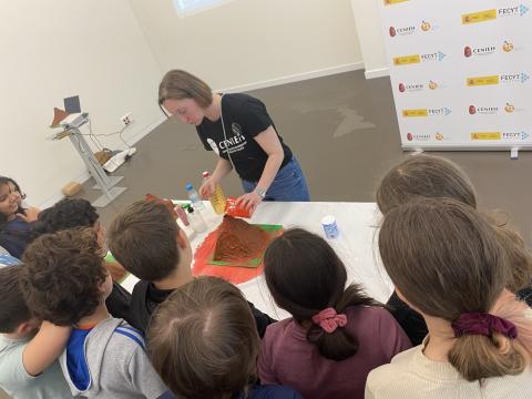 Davinia Moreno en un taller de la I edición de Mi Primer Geolodía/UCC+I CENIEH
