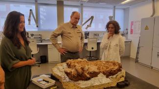 Alberto II de Mónaco en el Laboratorio de Conservación y Restauración/CENIEH