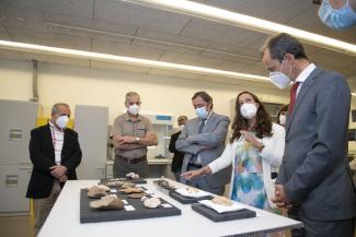 Pedro Duque en el Laboratorio de Conservación y Restauración. CENIEH/Susana Santamaría