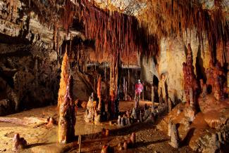 La Sala Roja, dentro de la cueva de Goikoetxe, donde se ha realizado el estudio de las estalagmitas. Fotografía del G.E. ADES