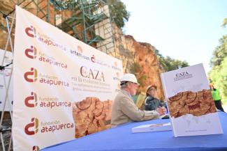 Presentación del libro en los yacimientos de Atapuerca/Susana Santamaría y Fundación Atapuerca Presentación del libro en los yacimientos de Atapuerca/Susana Santamaría y Fundación Atapuerca