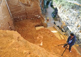 Scanning in Gran Dolina (Atapuerca)/A. Martínez Fernández