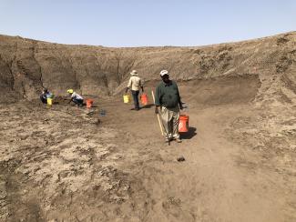 Sileshi Semaw at YAS1 site (Gona, Ethiopia)/Gona Project