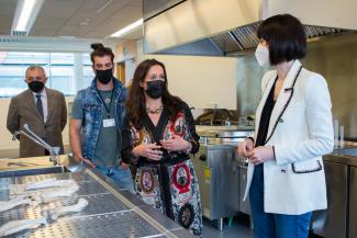 La ministra Morant en el Laboratorio de Arqueología experimental y Tafonomía/CENIEH