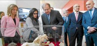 El presidente de Castilla y León visita el stand del CENIEH en ARPA