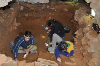 En busca de los secretos de la Cueva de Guantes